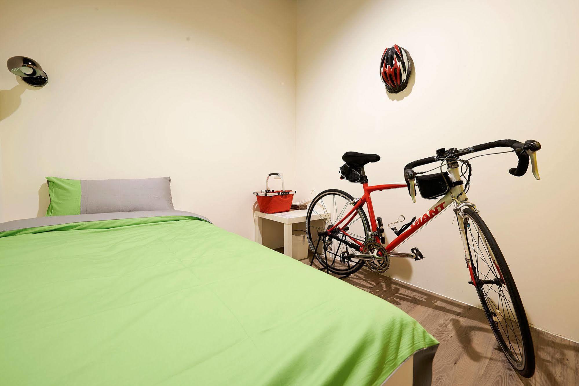 Ease Single Inn Taichung Exteriör bild