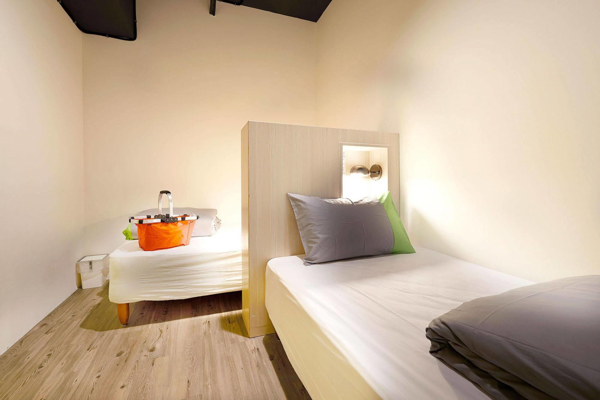 Ease Single Inn Taichung Exteriör bild