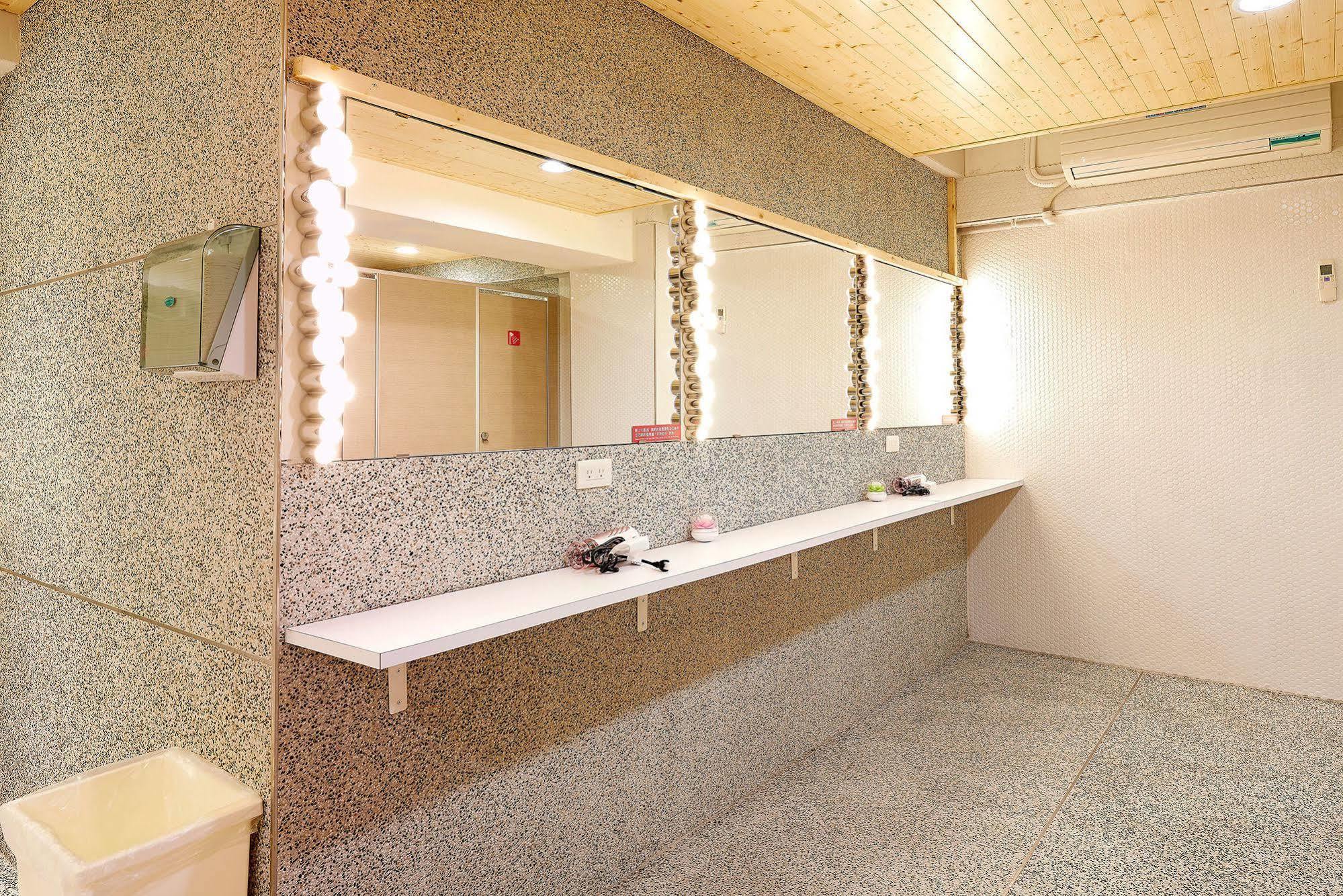 Ease Single Inn Taichung Exteriör bild